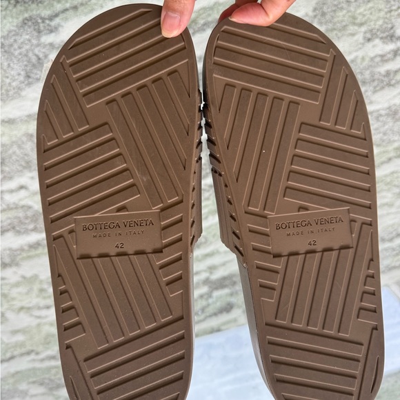 BOTTEGA VENETA Carpet Embossed Rubber Slides - Picture 4 of 7